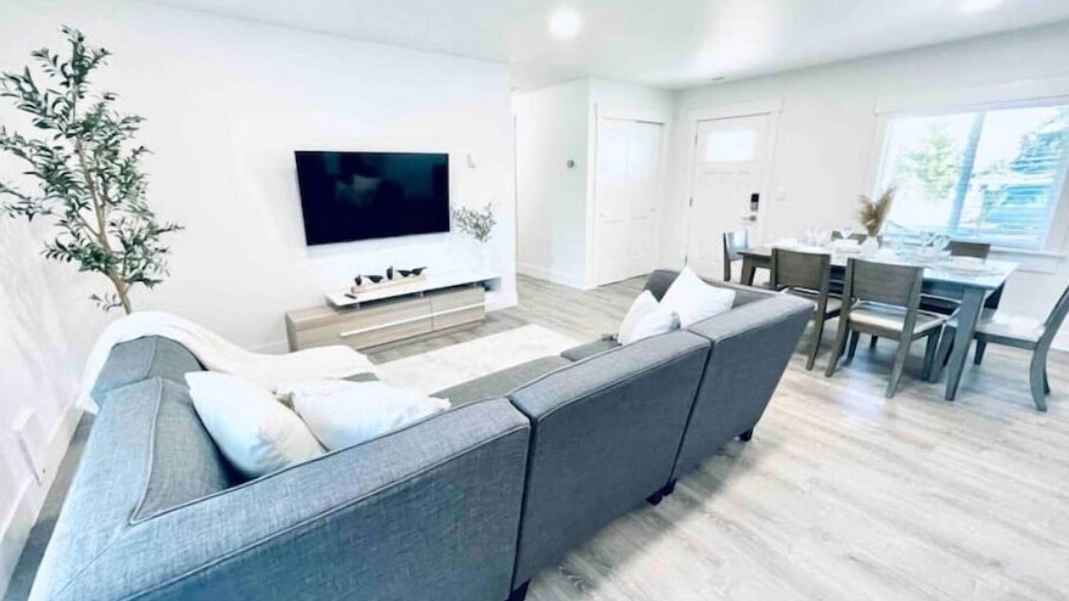 Everett House | Beautiful NEW Rambler style