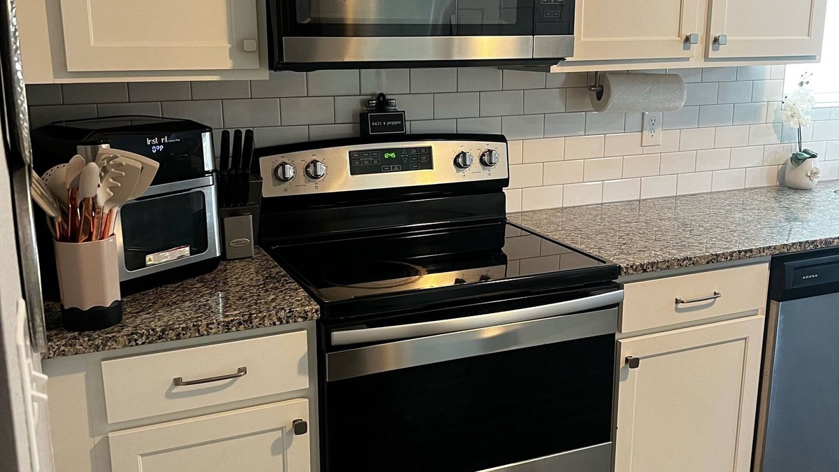 Kentwood House | Beautiful Newer 2 story family Home close to the Airport