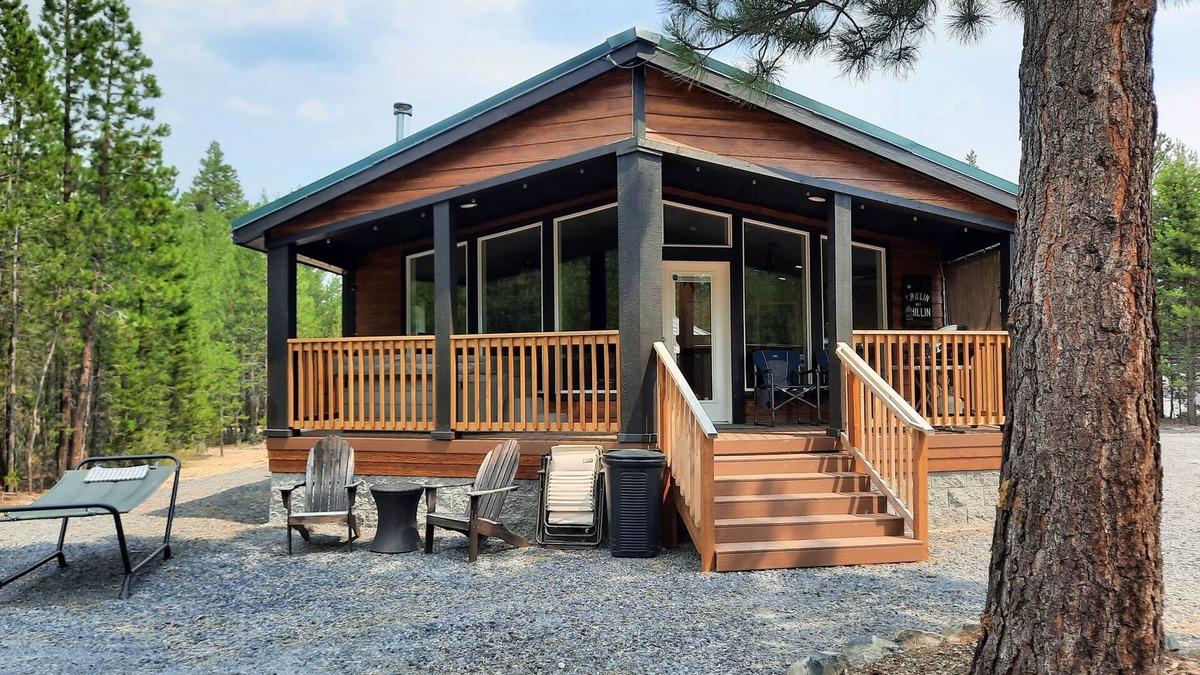 Gilchrist House | Beautiful newer 2 bed/2bath home with hot tub in Two Rivers North