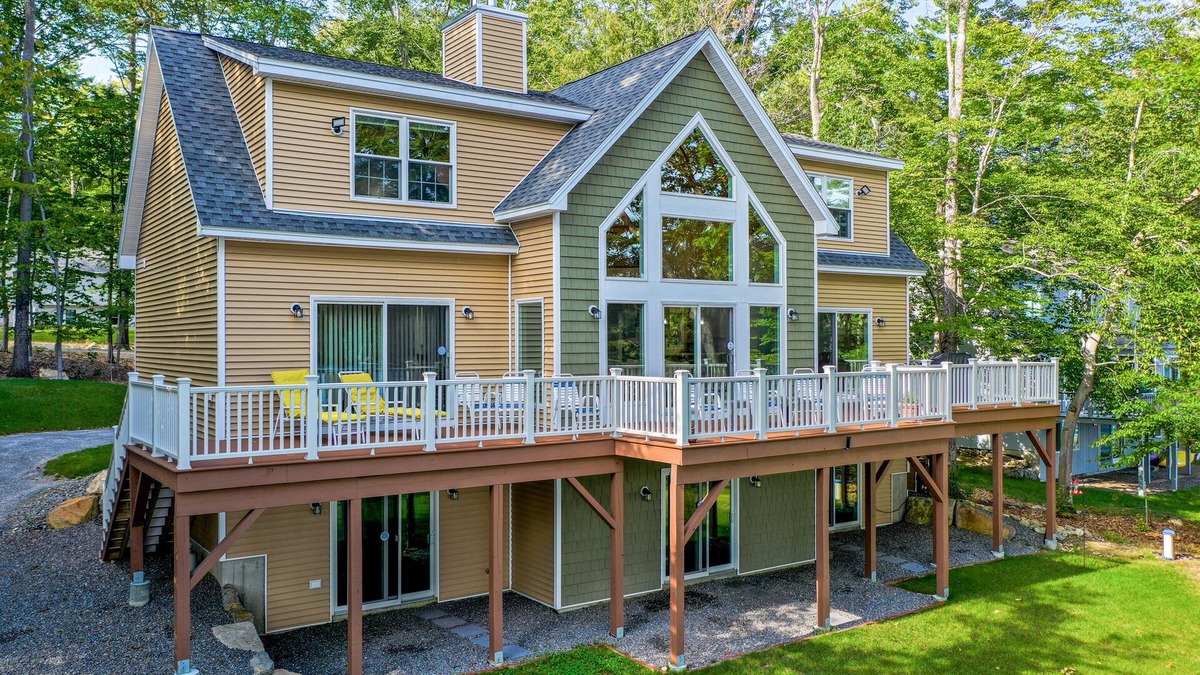 Moultonborough House | Beautiful Newer Winnipesaukee Waterfront Home for 10 5 Bedrooms 4 Baths