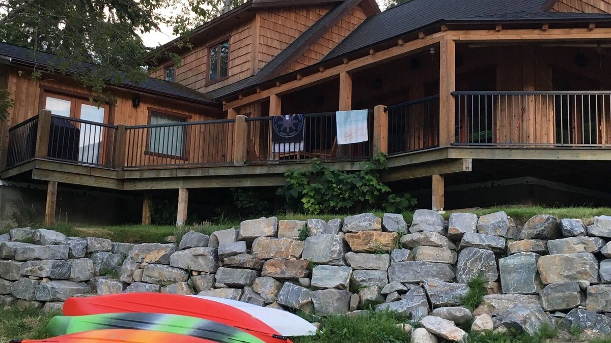 Proctor House | Beautiful Newer Waterfront Home