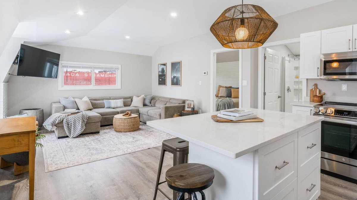 Ontario House | Beautiful newly renovated home w/canal view