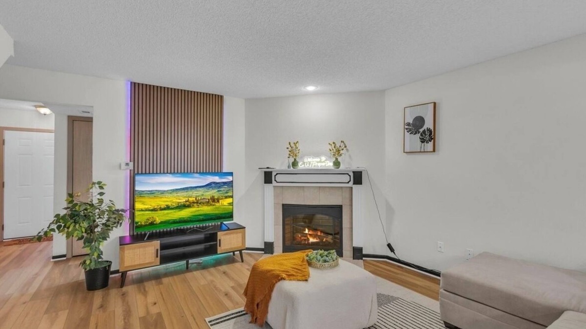 Blue Springs House | Beautiful newly renovated pet friendly townhome near Lake Tapawingo -Sleeps 4