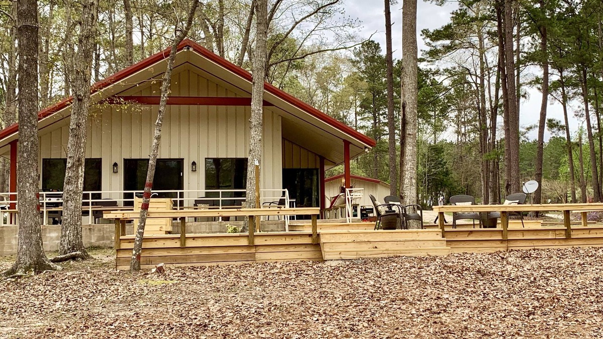 Abbeville House | Beautiful, Newly Renovated LakeFront Home-Pet Friendly