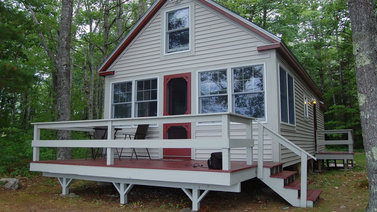 Nobleboro Cottage | Beautiful Newly Renovated Cottage on Water's Edge of Lake Pemaquid