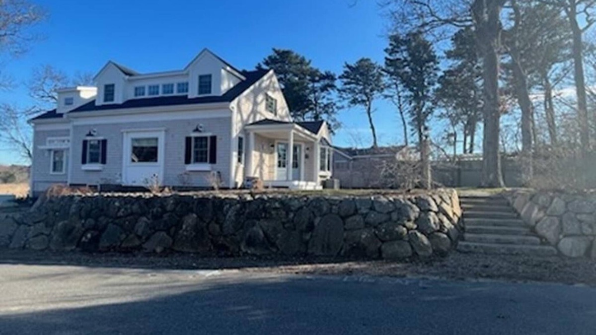Silver Beach House | Beautiful Newly Renovated Home in New Silver Beach on Cape Cod in Falmouth, MA!