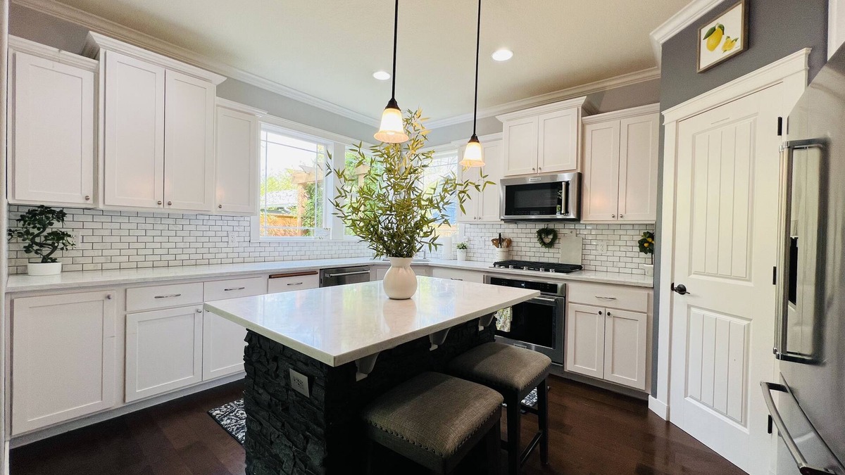 Vancouver House | 🌿Beautiful Oasis 3BR KING bed +GYM in quiet nbrhd🌿