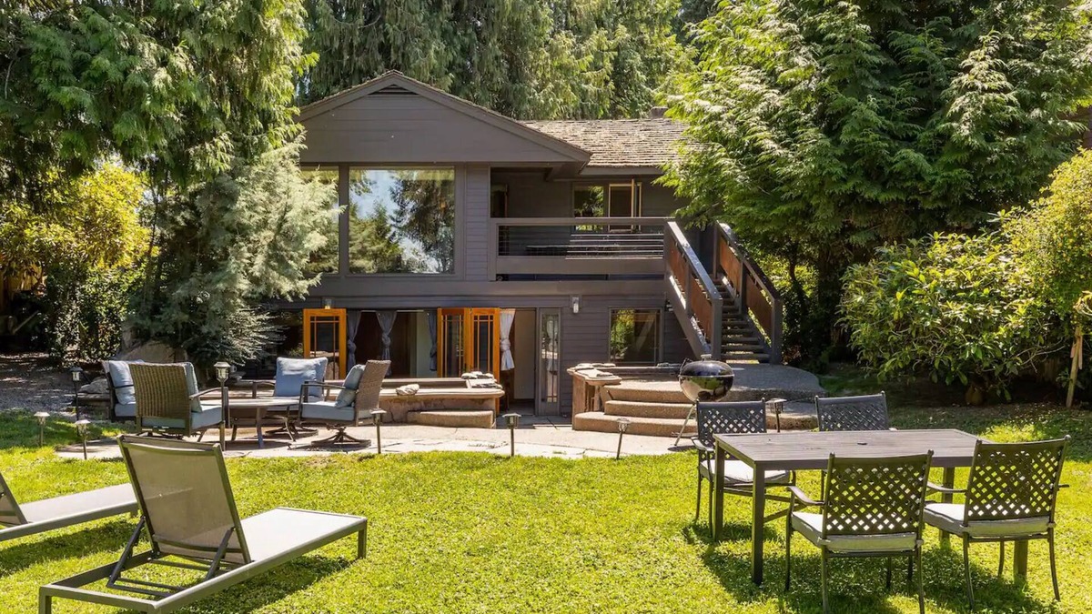 Seattle Metro Area House | Beautiful Oasis on Lake Washington and Seward Park! Pool and Hottub ⭐️