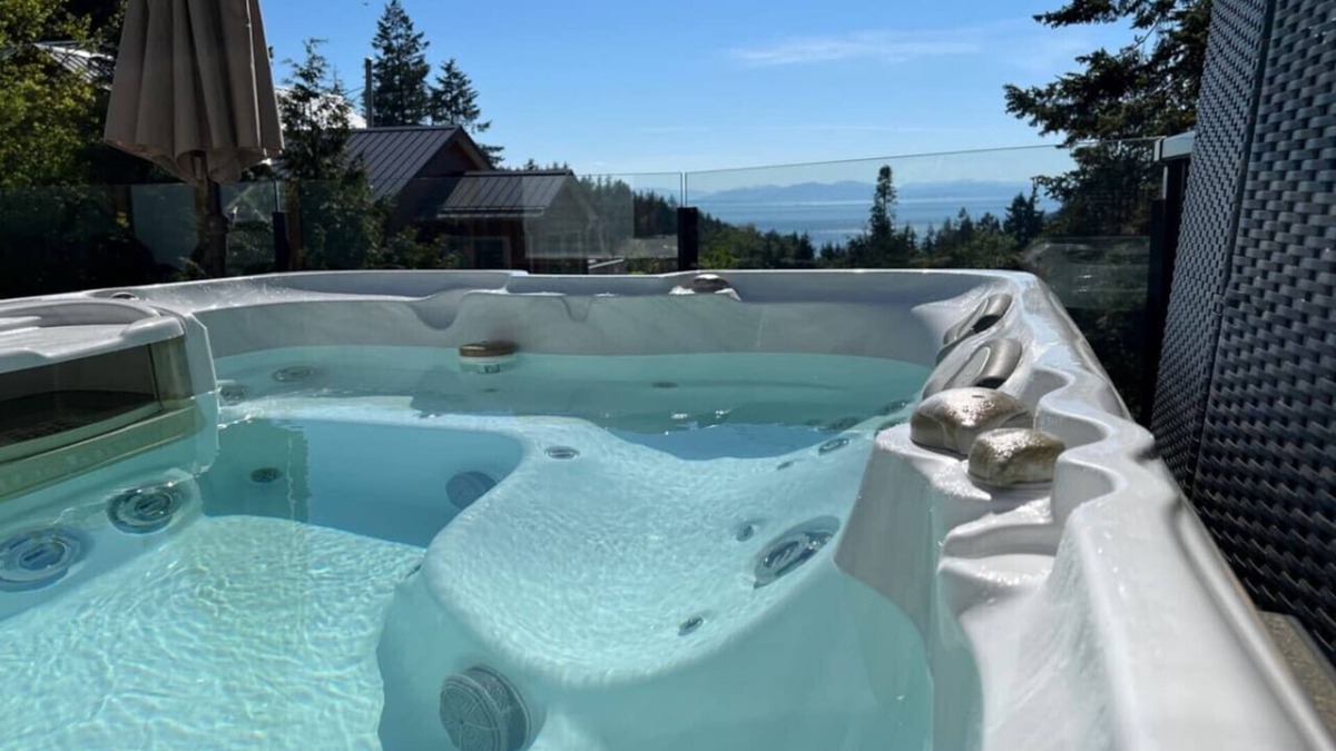 Bowen Island House | Beautiful Ocean & Sunset View Cottage, AC, Hot tub