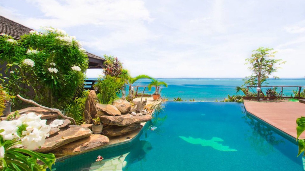Ha'apiti House | Beautiful Oceanfront bungalow with Infinity Pool!