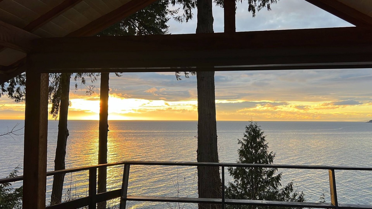 Davis Bay Cottage | Beautiful Oceanfront Cottage between Davis Bay and Sechelt