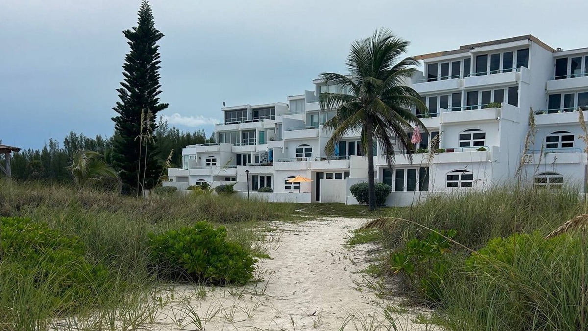 Freeport House | Beautiful oceanfront townhome just steps from the beach