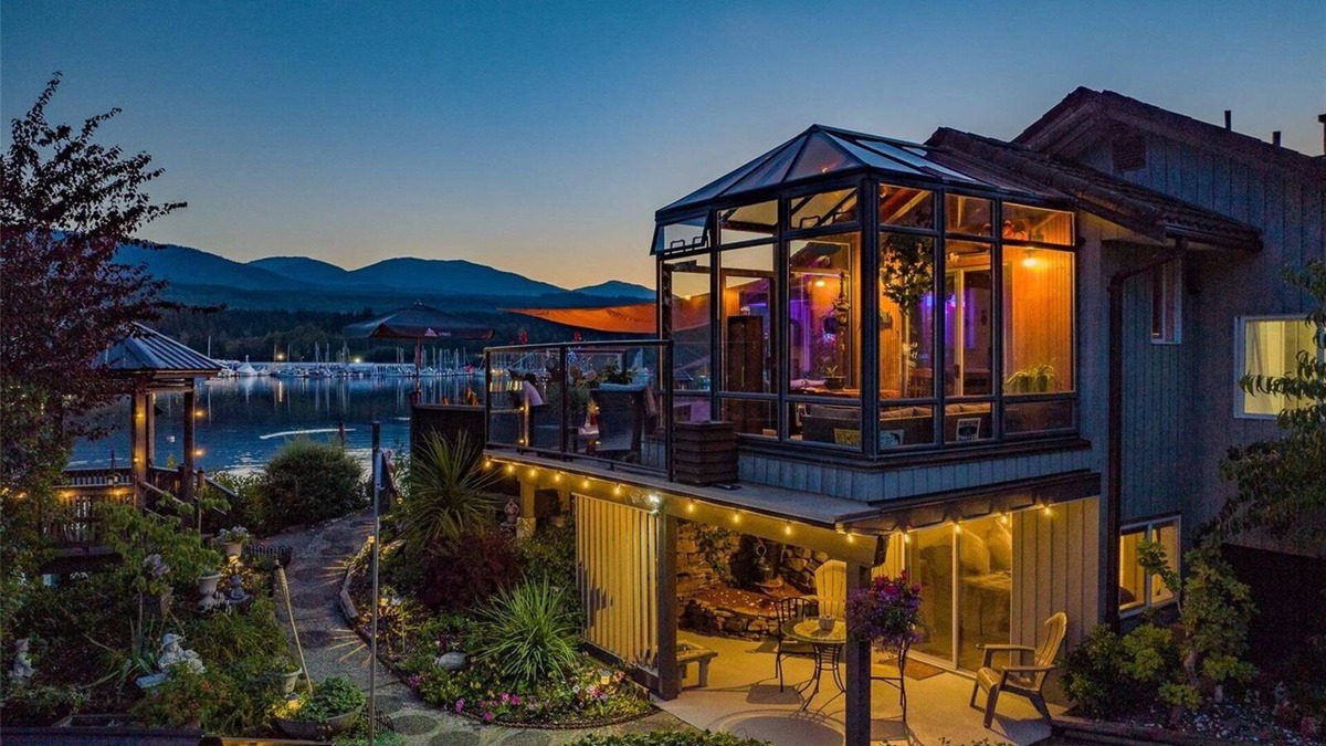 North Oyster House | Beautiful oceanside "suite" with hot tub and beach cabin