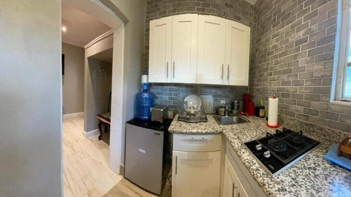 Coral Harbour House | Beautiful One Bedroom Privat Guest House