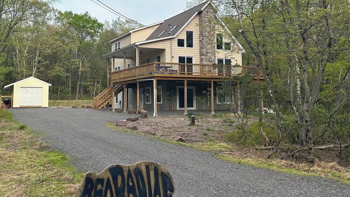 Jim Thorpe Ski Chalet | Beautiful Open Layout w/Hot Tub, Huge Game Room, EV Charger, and Pet Friendly.
