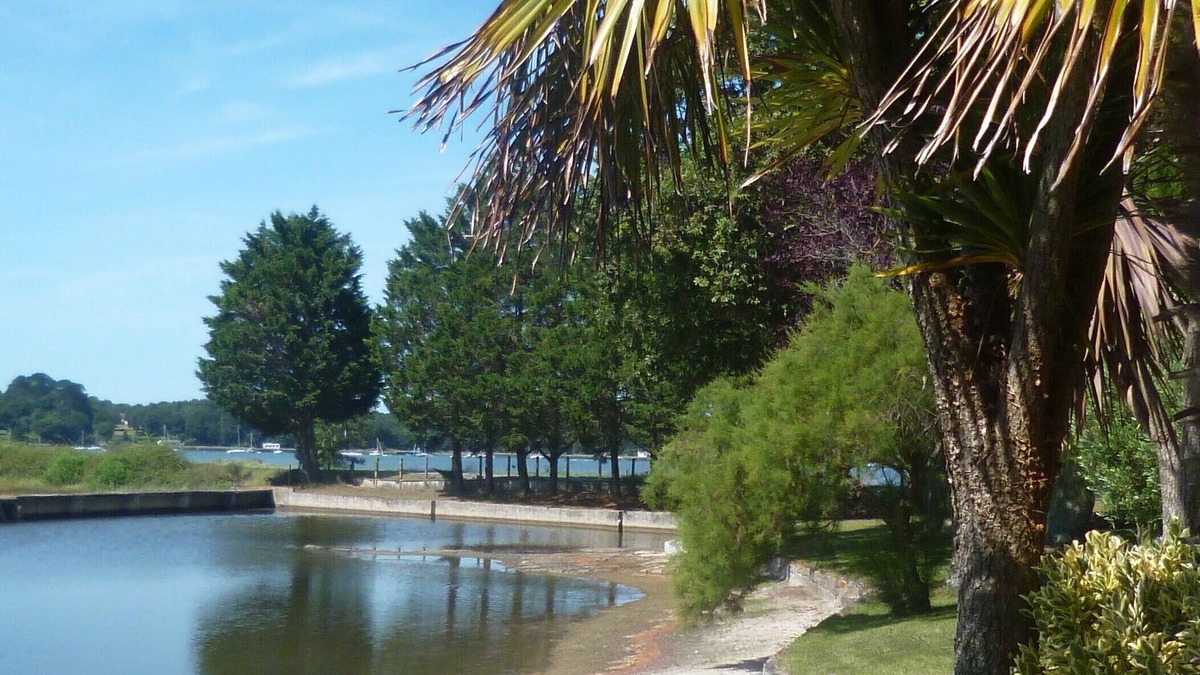 Baden Apartment | Beautiful outbuilding on property, seafront and golf course