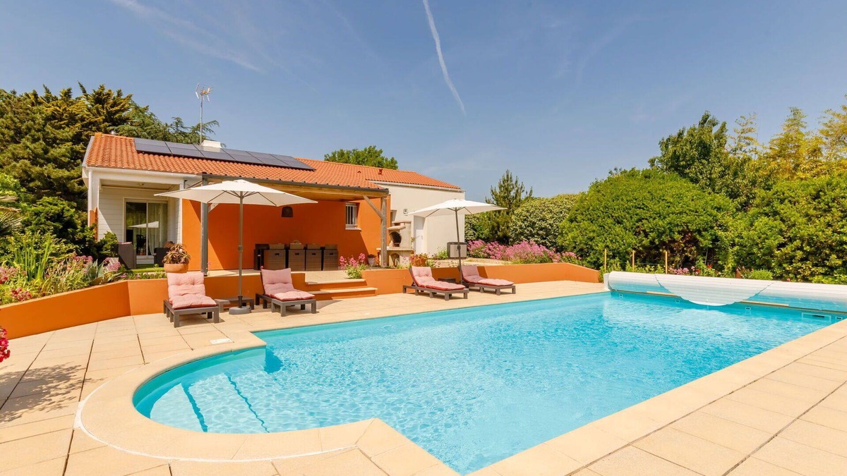 Olonne-sur-Mer Villa | Beautiful private villa for 8 people with WIFI, private pool, TV, terrace, pets allowed and park.