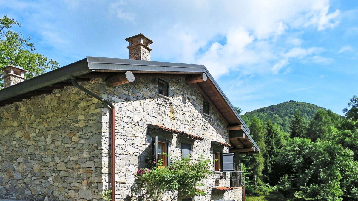 Porto Valtravaglia House | Beautiful private villa for 6 guests with TV, patio and pets allowed