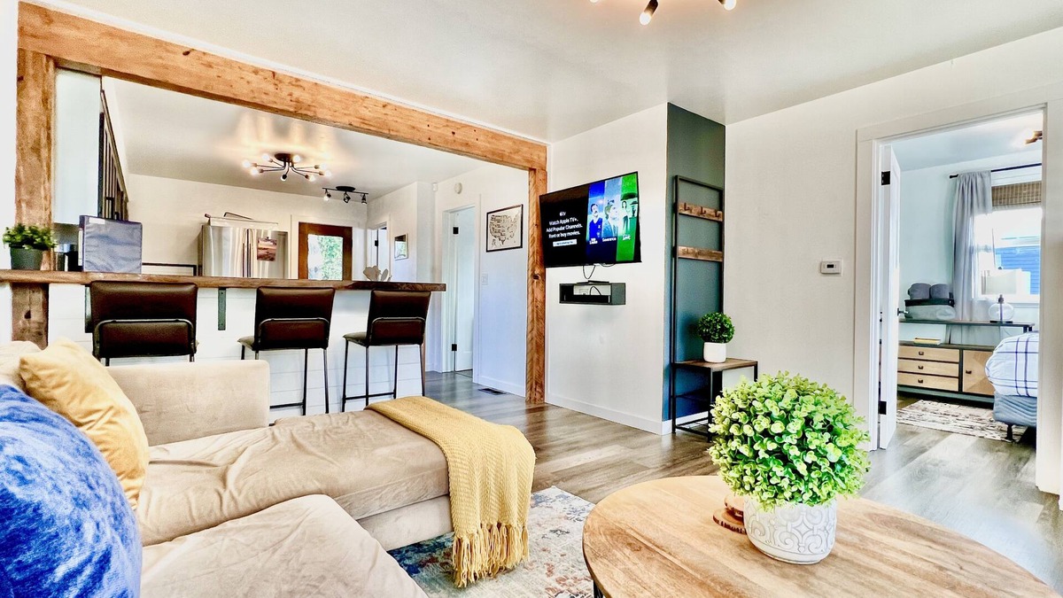 Riverview House | Beautiful Patio⭐️Modern Nook⭐️Long Stays🔥Full Kitchen