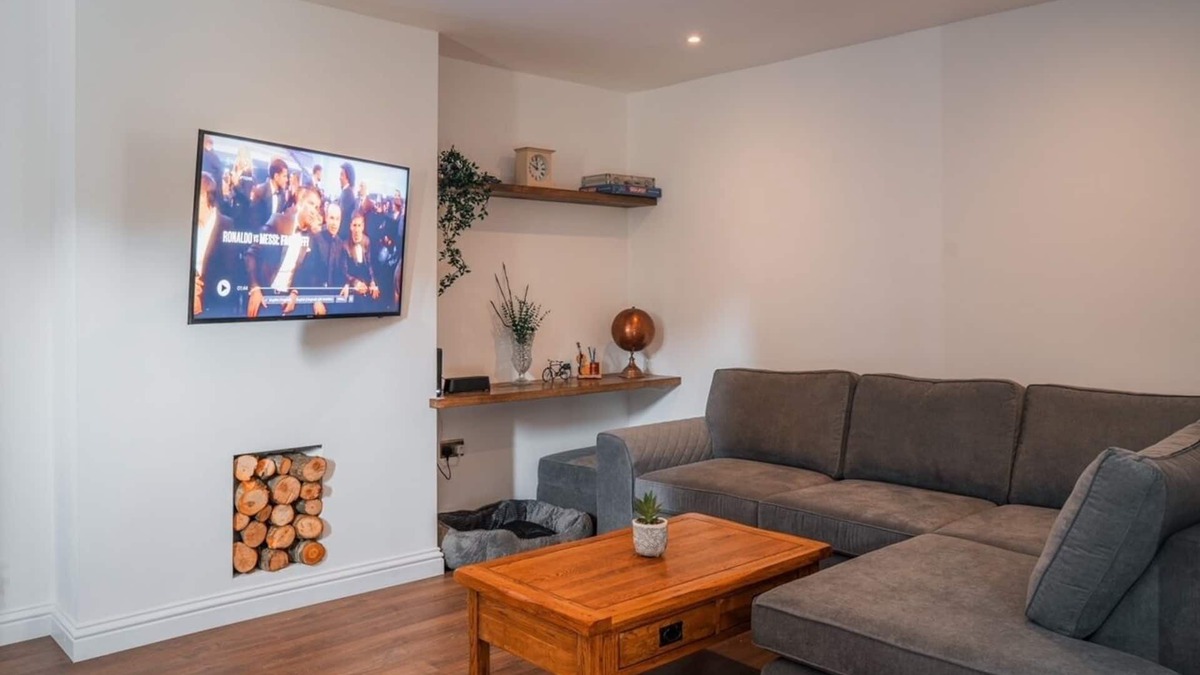 Brighton House | Beautiful & Peaceful 4 bedroom House in Brighton, with garden, EV & driveway