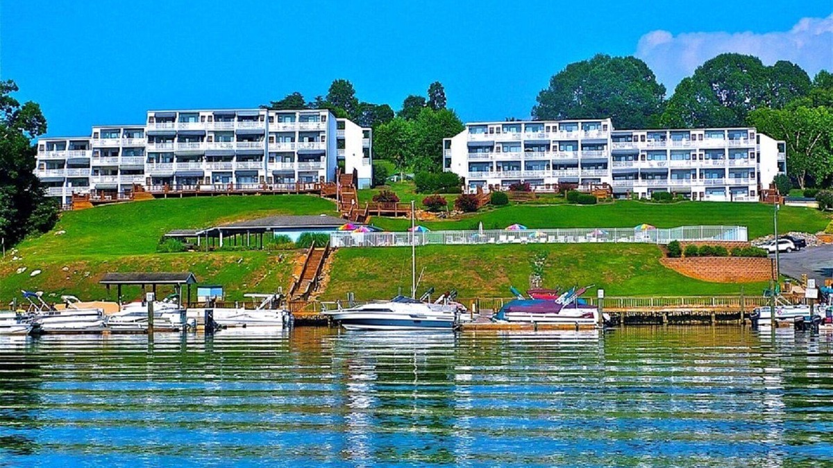 North Shore Condo | Beautiful Penthouse Condo With Amazing Smith Mountain Lake View