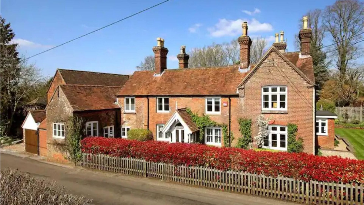 Oakley House | Beautiful Period Country House with Heated Pool