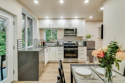 Federal Way Apartment | Beautiful place with a great location, free parking, WiFi & large TV.