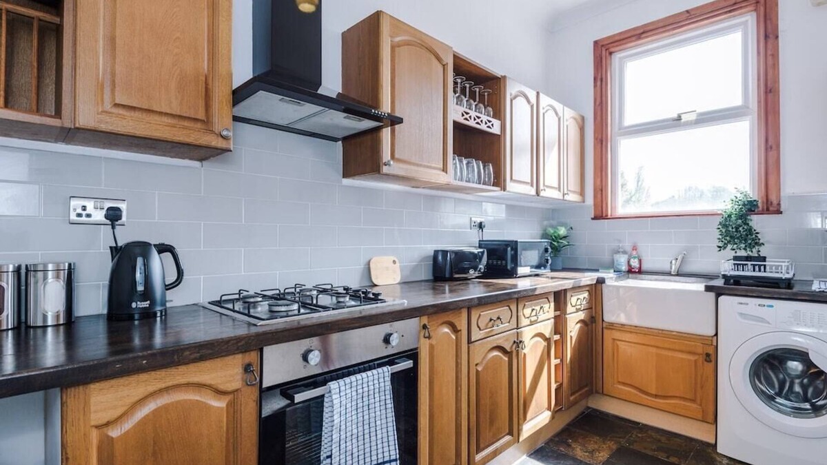 Pontefract House | Beautiful Pontefract House Sleeps 12 w/Parking and WiFi by PureStay