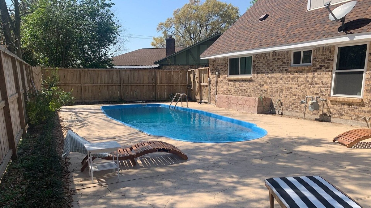 Spring Shadows House | Beautiful Pool, Backyard Patio, Central AC, Full Kitchen