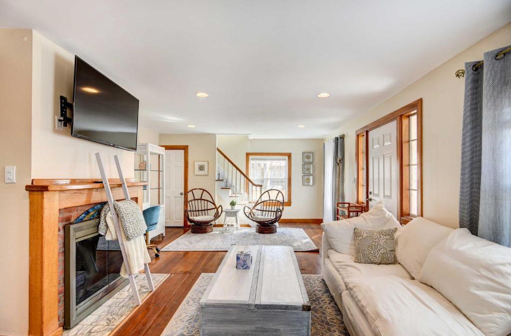 Portsmouth House | Beautiful Portsmouth Cottage By the Sea with Jacuzzi