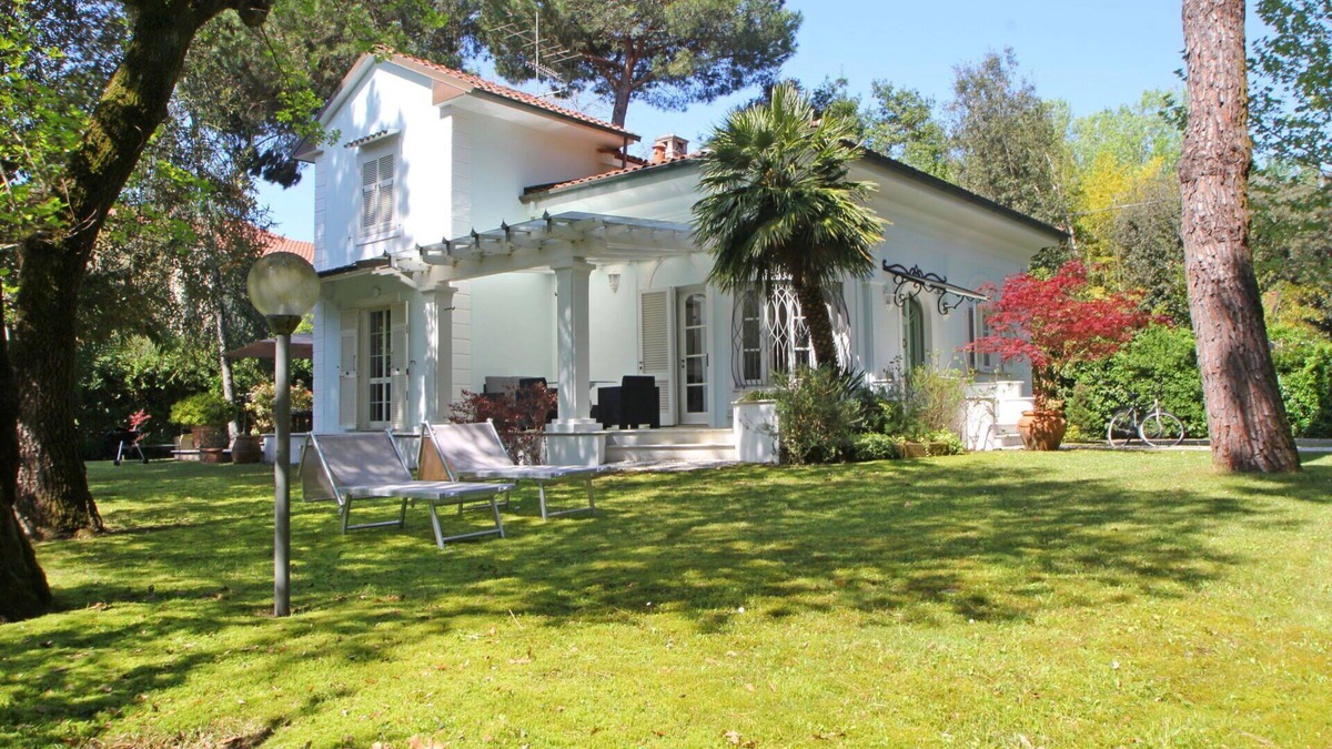 Poveromo Villa | Beautiful private villa with WIFI, A/C, TV, veranda, pets allowed, parking, close to Forte Dei Marmi