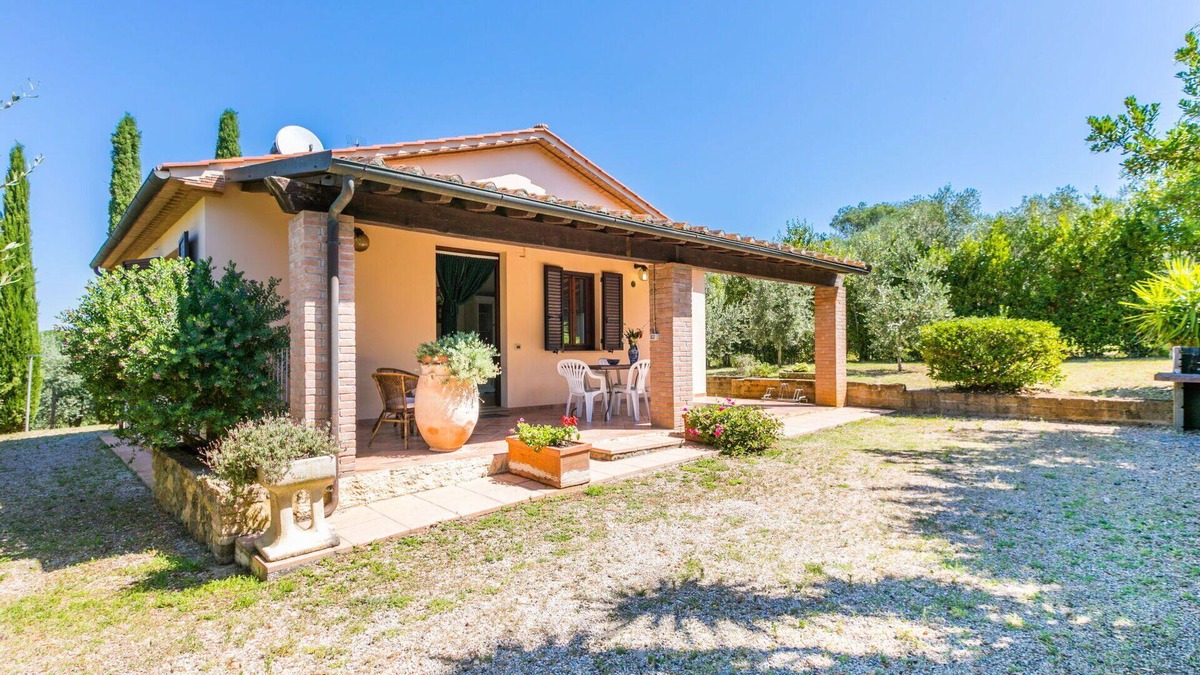 Cecina House | Beautiful private villa for 6 people with pool, terrace, pets allowed and parking