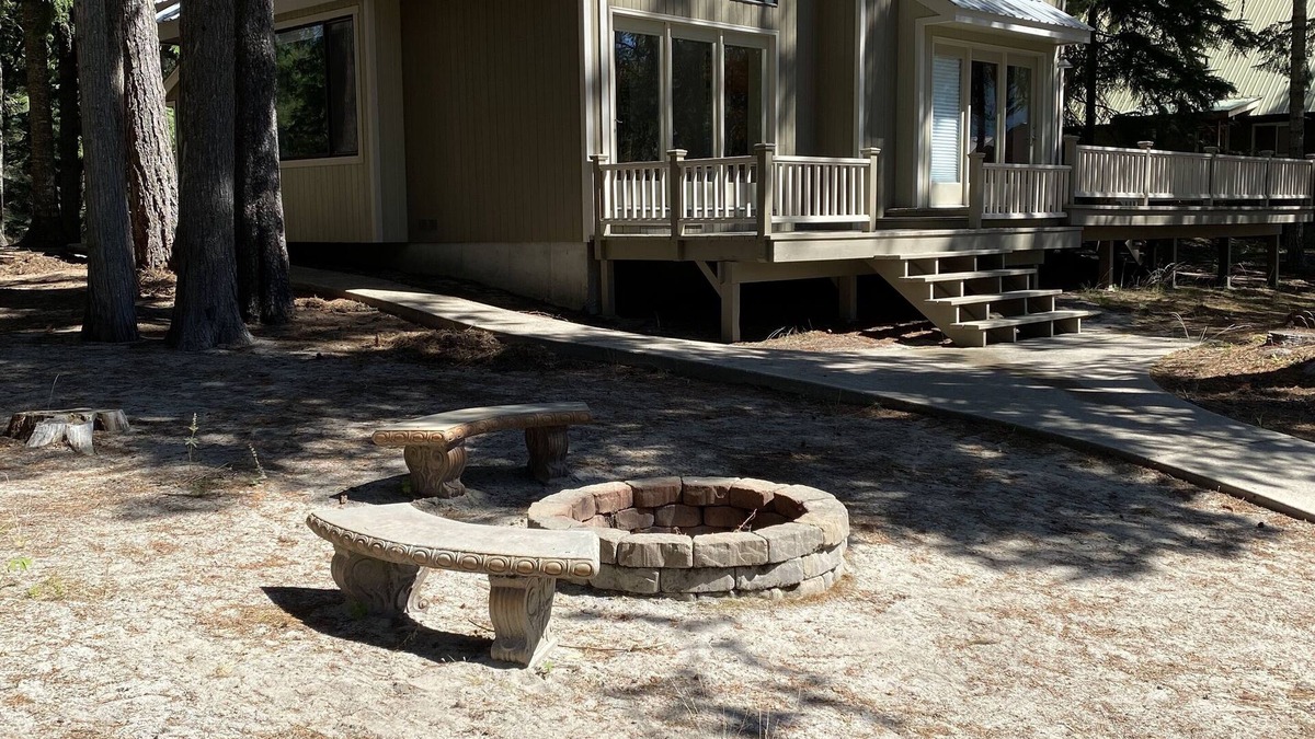 Coolin House | Beautiful Priest Lake Getaway with Private Dock 3Br 2Ba