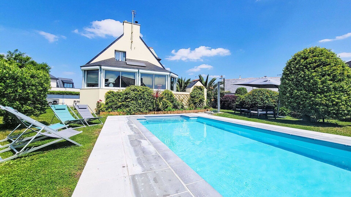 Auray Quiberon Terre Atlantique House | Beautiful private villa for 8 people with private pool, WIFI, TV, terrace, pets allowed and park.