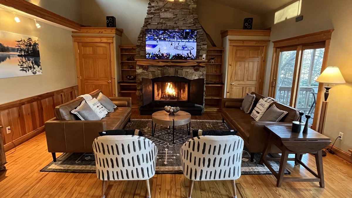 Monticello House | Beautiful Private Lakefront Oasis
