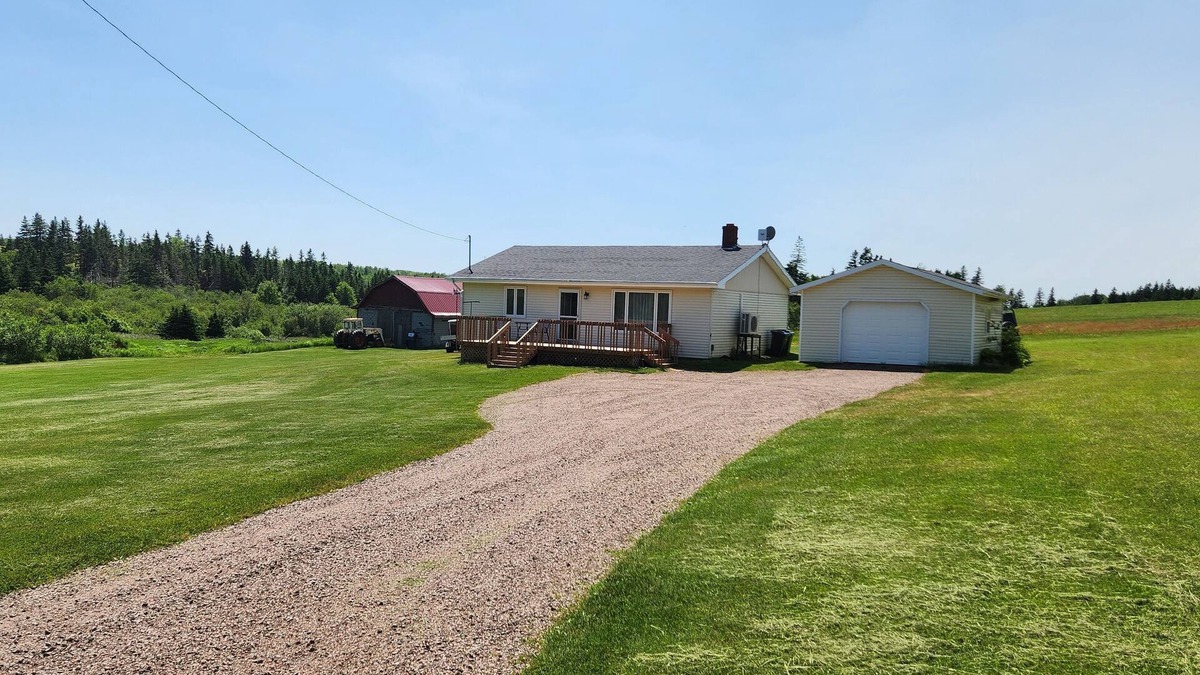 Mayfield House | Beautiful Private Country Farm Setting, Clean 6 Min 5 Km to Cavendish Area