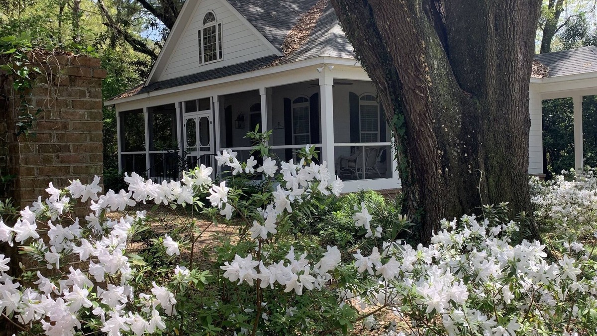 Killearn Estates Cottage | Beautiful private cottage conveniently located in Killearn Estates