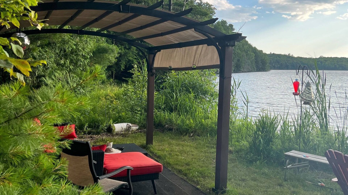 Sharbot Lake Cottage | Beautiful private waterfront cottage