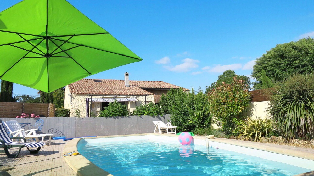 Cissac-Medoc House | Beautiful private villa for 5 guests with pool, WIFI, TV, terrace and parking