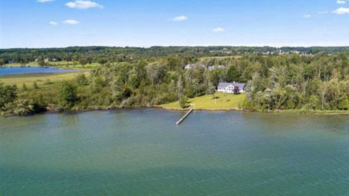 Ponshewaing Cottage | Beautiful Private Home on Crooked Lake Near Petoskey & Harbor Springs