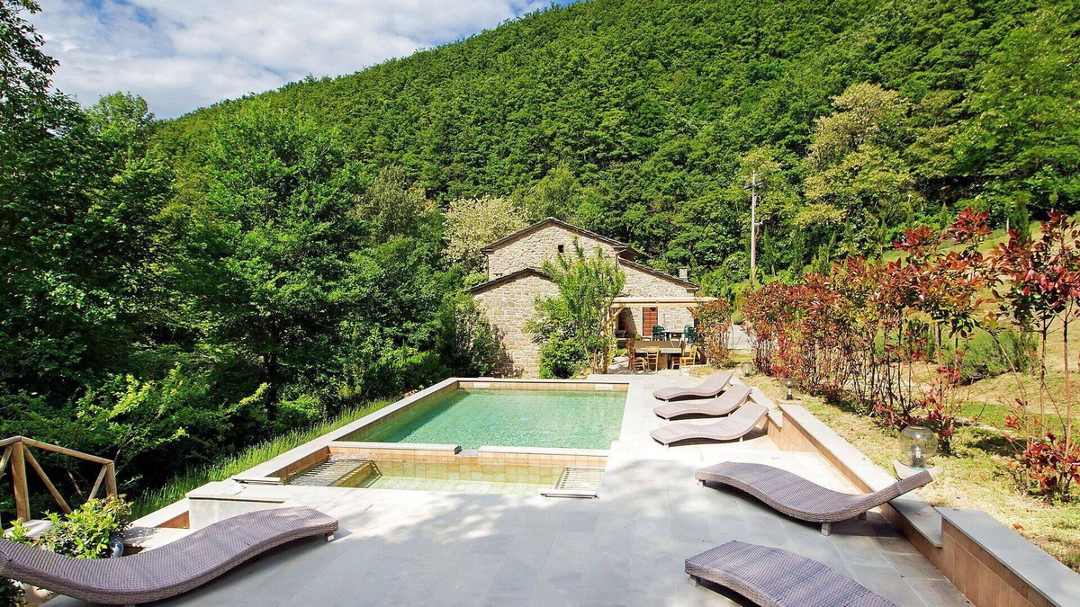 Sansepolcro Villa | Beautiful private villa with hot tub, private pool, WIFI, TV, patio, pets allowed and parking