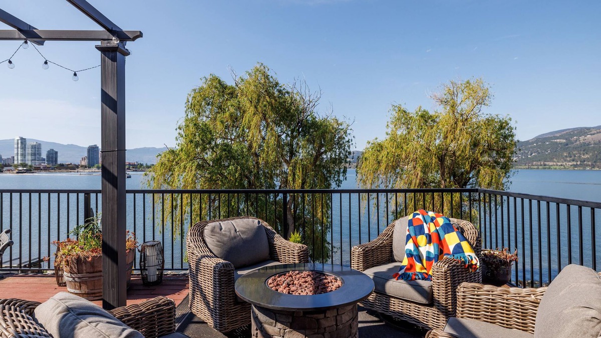 Central Okanagan House | Beautiful & Private Lakeside Space/Downtown/King Bed/2 Patios/BBQ &Dog-Friendly!