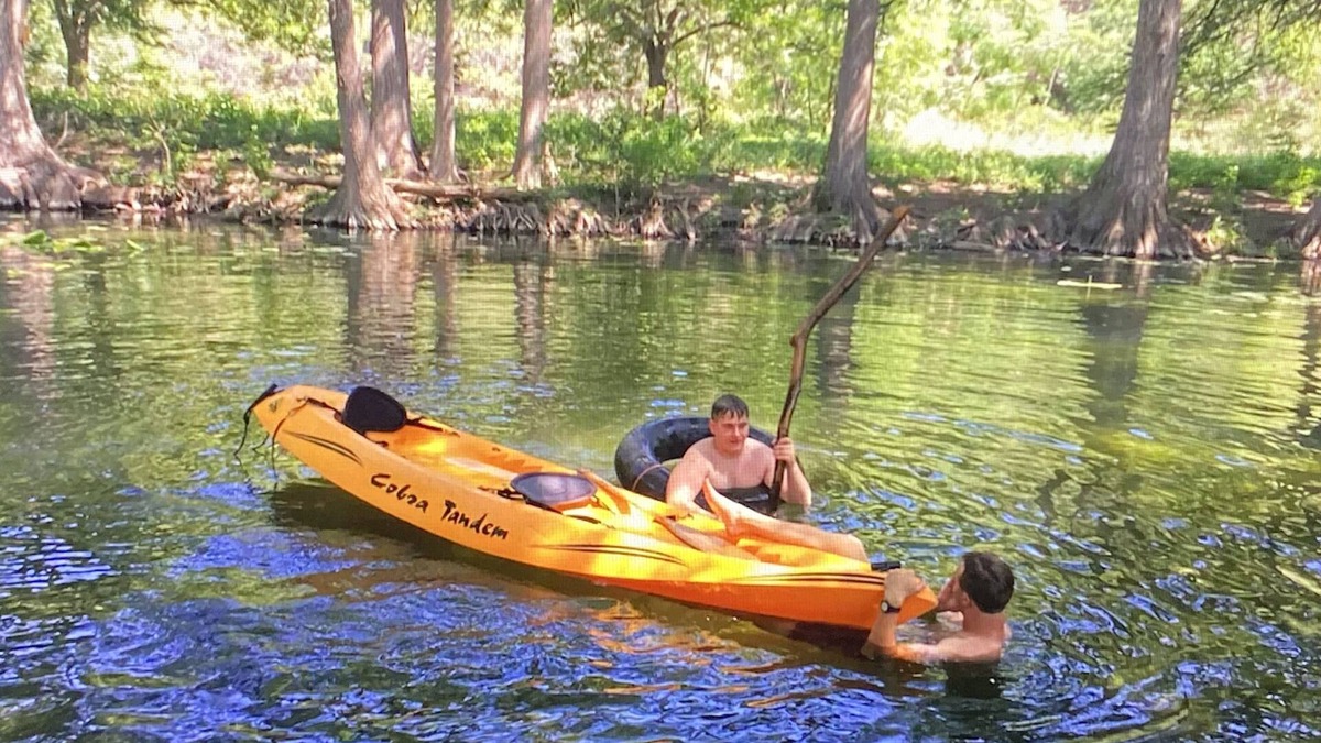 Leakey House | Beautiful Private River, Pool Table, Games, Lush Lawn, Pet OK, Kayak Heaven!