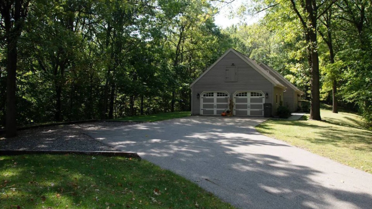 Bristol House | Beautiful Private Setting !