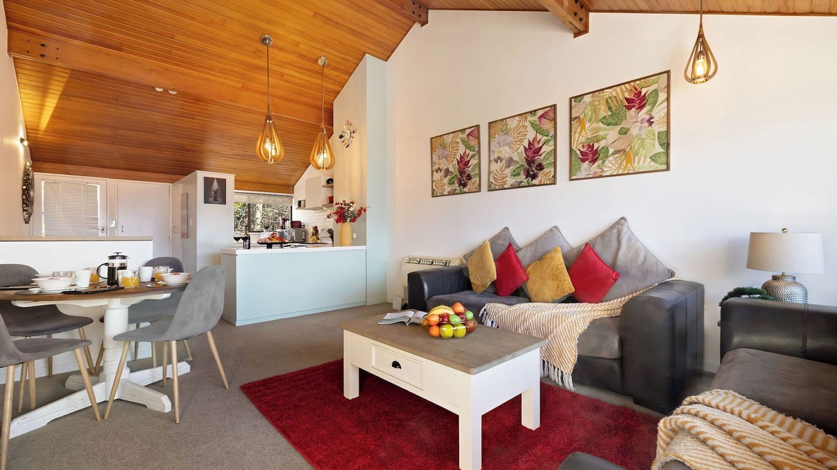 Fernhill House | BEAUTIFUL PRIVATE SPA LAKE VIEW CITY TOWNHOUSE