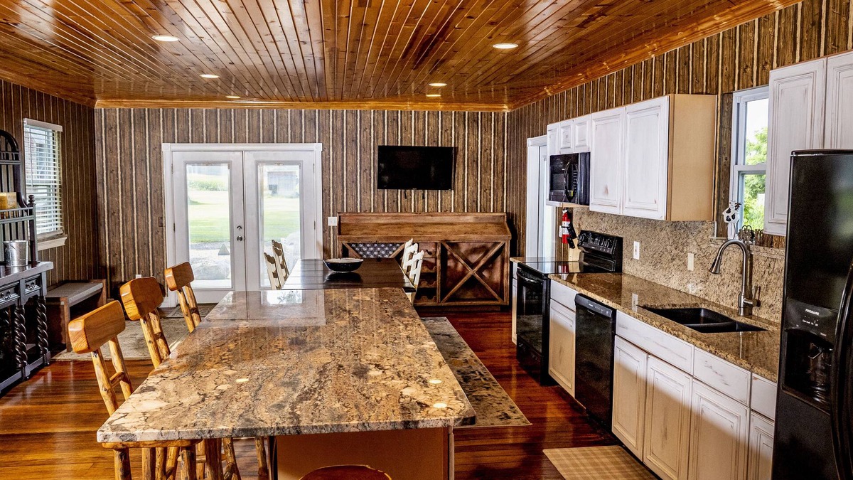 Howell House | Beautiful Private Updated Farmhouse
