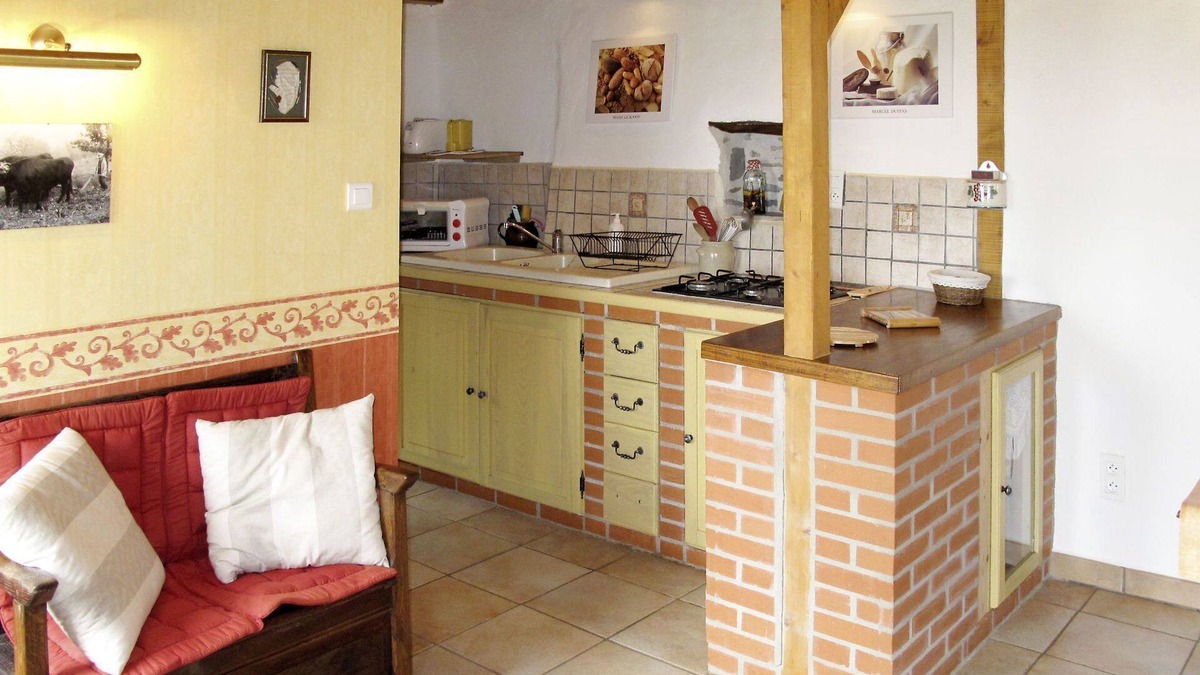Blesle House | Beautiful private villa for 2 guests with WIFI, TV, patio, pets allowed and parking