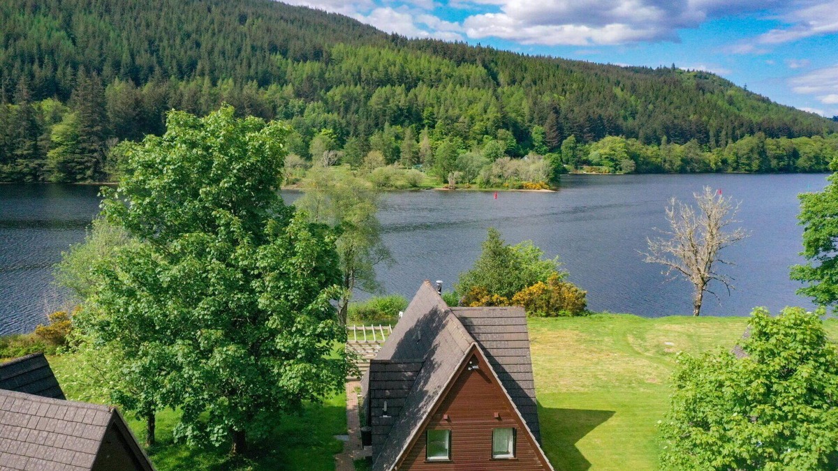 South Laggan House | Beautiful private villa with WIFI, hot tub, TV, terrace, pets allowed, panoramic view and parking