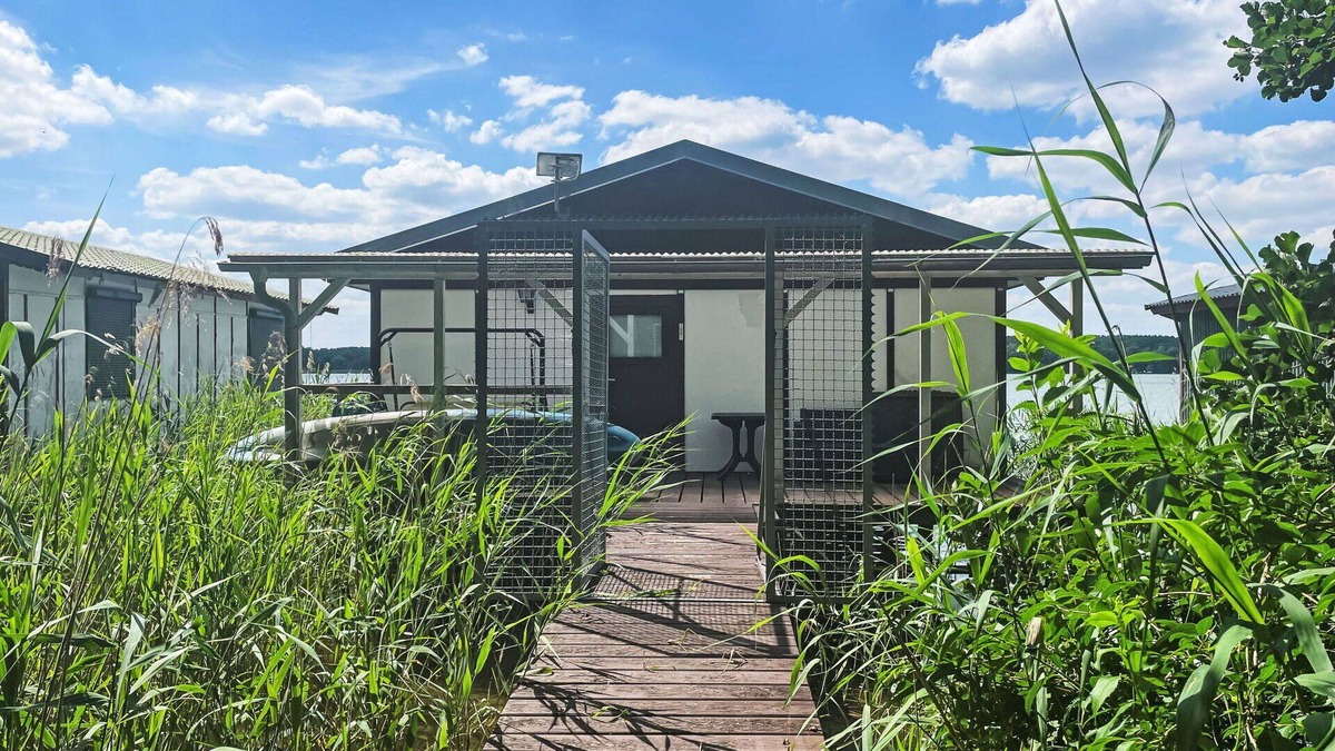 Lindow House | Beautiful private villa for 3 people with TV, terrace and parking