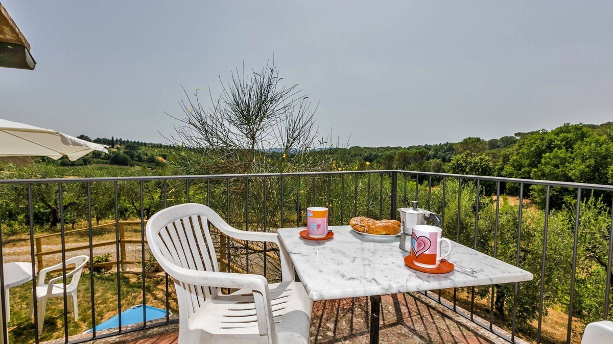 Scandicci Villa | Beautiful private villa for 4 people with WIFI, TV, patio, pets allowed, panoramic view and park.